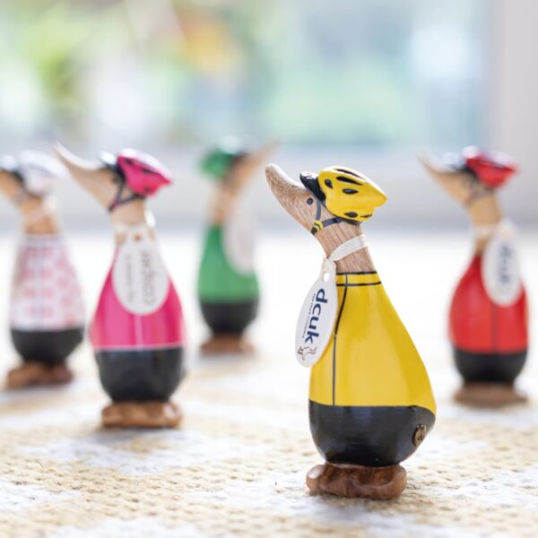 Papera ciclista in legno intagliata a mano – Decorazione elegante in bambù sostenibile
